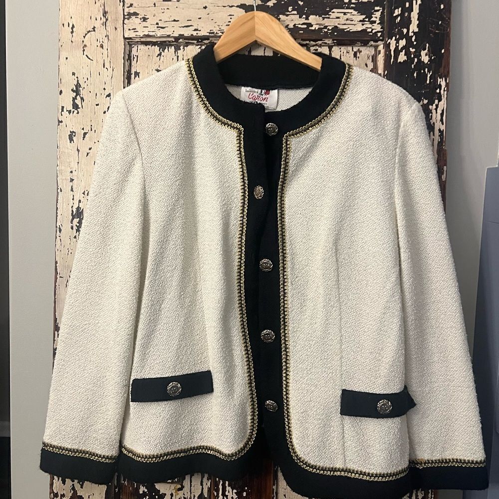 Vintage Caron Chicago white and black women’s Blazer. Very Chanel like. Size 14